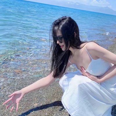 她行走于黑暗中